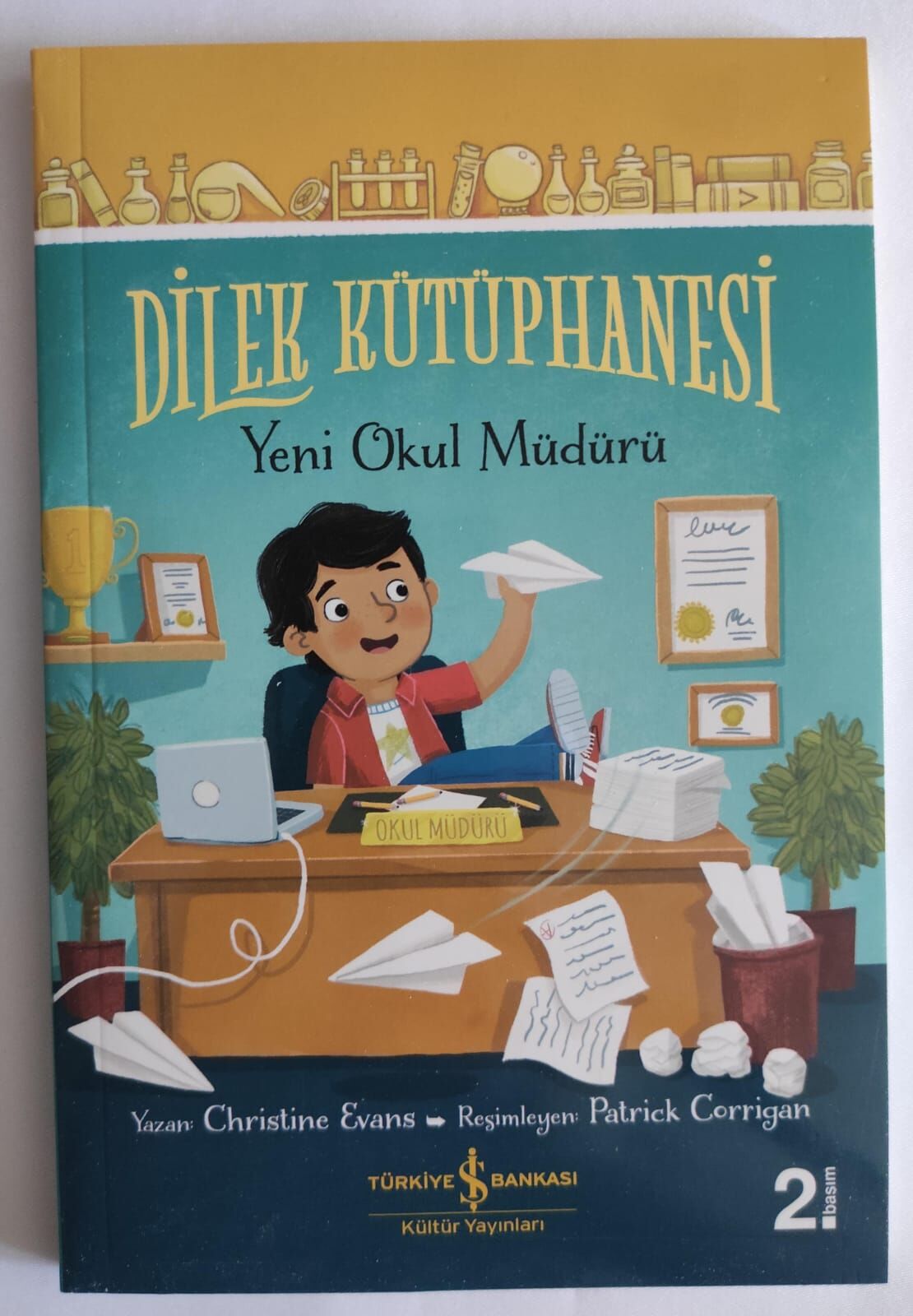 Christine Evans,Dilek Kütüphanesi(Yeni Okul Müdürü)